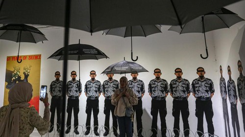 Pengunjung berfoto di pintu masuk area pameran saat pameran seni rupa  ARTJOG 2026 bertajuk ARS LONGA: GENERATIO di Jogja National Museum (JNM), Yogyakarta, Sabtu (20/6/2026). Perhelatan seni bertaraf internasional yang menjadi ruang pertemuan antara karya, seniman, dan penikmat seni dari berbagai latar belakang itu berlangsung hingga 30 Agustus 2026. ANTARA FOTO/Andreas Fitri Atmoko/sgd