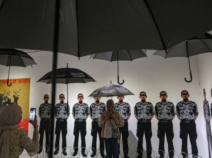 Pengunjung berfoto di pintu masuk area pameran saat pameran seni rupa  ARTJOG 2026 bertajuk ARS LONGA: GENERATIO di Jogja National Museum (JNM), Yogyakarta, Sabtu (20/6/2026). Perhelatan seni bertaraf internasional yang menjadi ruang pertemuan antara karya, seniman, dan penikmat seni dari berbagai latar belakang itu berlangsung hingga 30 Agustus 2026. ANTARA FOTO/Andreas Fitri Atmoko/sgd