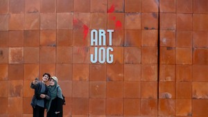Pengunjung berfoto di pintu masuk area pameran saat pameran seni rupa  ARTJOG 2026 bertajuk ARS LONGA: GENERATIO di Jogja National Museum (JNM), Yogyakarta, Sabtu (20/6/2026). ANTARA FOTO/Andreas Fitri Atmoko