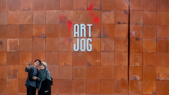 Pengunjung berfoto di pintu masuk area pameran saat pameran seni rupa  ARTJOG 2026 bertajuk ARS LONGA: GENERATIO di Jogja National Museum (JNM), Yogyakarta, Sabtu (20/6/2026). Perhelatan seni bertaraf internasional yang menjadi ruang pertemuan antara karya, seniman, dan penikmat seni dari berbagai latar belakang itu berlangsung hingga 30 Agustus 2026. ANTARA FOTO/Andreas Fitri Atmoko/sgd