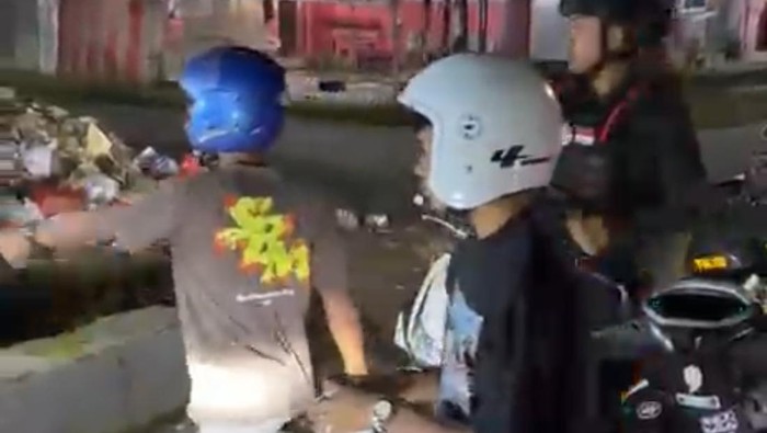 Pemuda bentrok dibubarkan polisi di Kendari.
