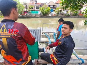 Pria 21 Tahun Ditemukan Tewas Tenggelam di Sungai Kalimas Surabaya