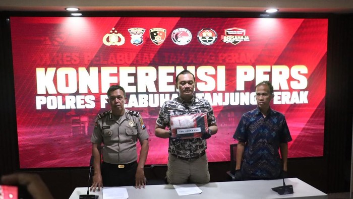 Polisi mengamankan dua terduga pengedar sabu di kawasan Kenjeran, Surabaya. Dari tangan keduanya, petugas menyita barang bukti sabu seberat 292,93 gram yang diduga akan diedarkan