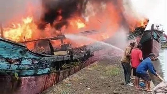 Tangkapan layar video kebakaran perahu di Belawan