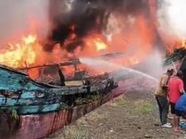 Sejumlah Perahu Nelayan Terbakar di Pelabuhan Belawan Saat Parkir