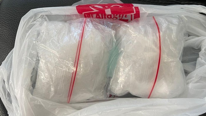 Polisi menangkap 4 orang terkait kepemilikan 5 kilogram ganja dan 200 gram sabu di Batam.