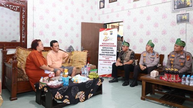 Jelang Hari Bhayangkara ke-80, Kapolda Riau Anjangsana Personel Sakit dan Warakawuri