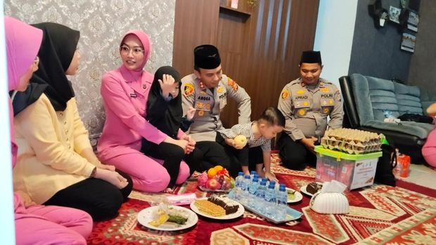 Polda Riau menggelar anjangsana personel sakit hingga warakawuri menyambut Hari Bhayangkara ke-80, Jumat (19/6/2026).