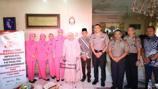 Jelang Hari Bhayangkara ke-80, Kapolda Riau Anjangsana Personel Sakit dan Warakawuri