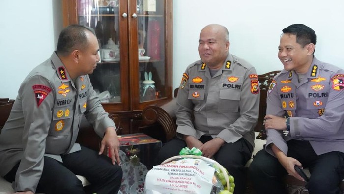 Polda Riau menggelar anjangsana personel sakit hingga warakawuri menyambut Hari Bhayangkara ke-80, Jumat (19/6/2026).