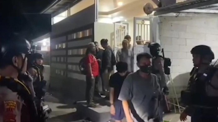 Polisi gerebek arena judi sabung ayam dalam rumah di Makassar.