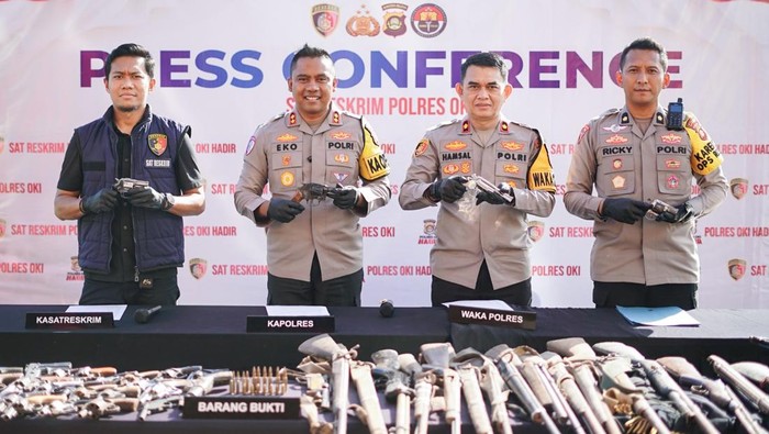 Polisi saat mengamankan puluhan senpira dari warga OKI