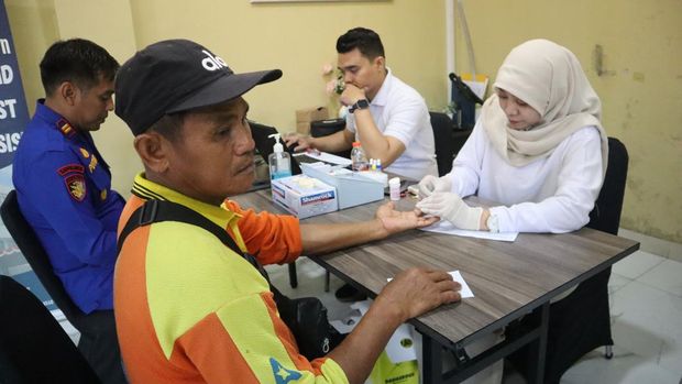 Polres Kepulauan Seribu menggelar donor darah dan berbagi ke ojol-nelayan sambut Hari Bhayangkara ke-80