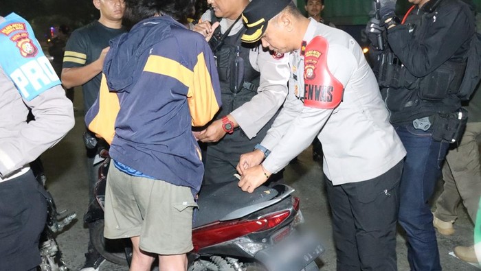 Polres Metro Jakarta Barat mengamankan dua remaja yang kedapatan membawa tembakau sintetis saat melakukan patroli kegiatan razia kejahatan jalanan. (dok. ist)