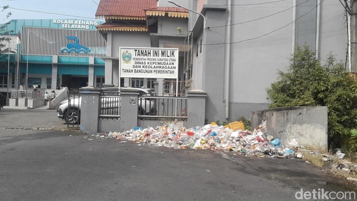 Sampah berserakan di gerbang Kolam Renang Selayang Medan.