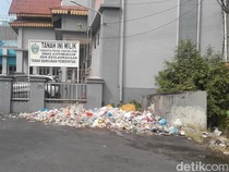 Pengunjung Keluhkan Sampah Berserakan di Gerbang Kolam Renang Selayang