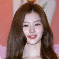 Sana mengaku kesal dan kecewa karena insiden itu. Aku sudah kesal karena tidak bisa keluar mengenakan gaun itu seperti saat fitting, dan sekarang karena jadi pembicaraan banyak orang, aku jadi lebih kesal lagi,” tutupnya. Foto: WireImage/Han Myung-Gu