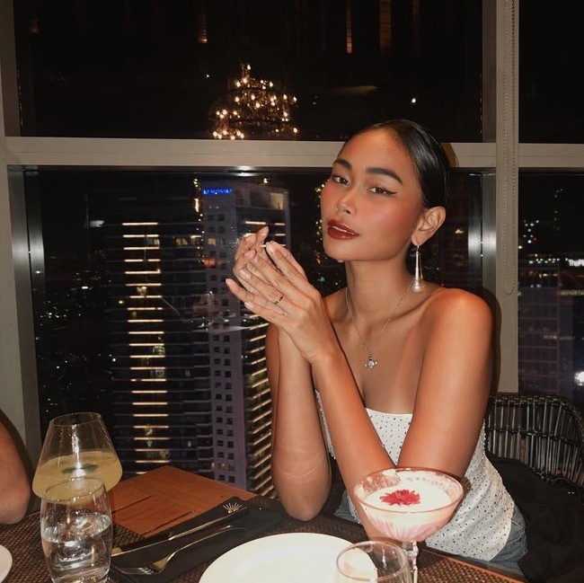 Stylish! Gaya Keren Sarah Tumiwa saat Jajan Matcha hingga Popcorn