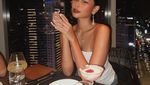 Stylish! Gaya Keren Sarah Tumiwa saat Jajan Matcha hingga Popcorn