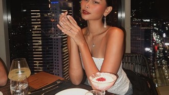 Stylish! Gaya Keren Sarah Tumiwa saat Jajan Matcha hingga Popcorn