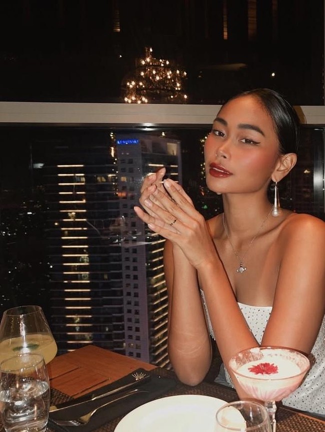 Stylish! Gaya Keren Sarah Tumiwa saat Jajan Matcha hingga Popcorn