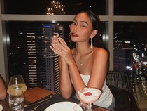 Stylish! Gaya Keren Sarah Tumiwa saat Jajan Matcha hingga Popcorn
