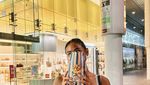 Stylish! Gaya Keren Sarah Tumiwa saat Jajan Matcha hingga Popcorn