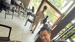 Stylish! Gaya Keren Sarah Tumiwa saat Jajan Matcha hingga Popcorn