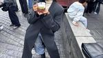 Stylish! Gaya Keren Sarah Tumiwa saat Jajan Matcha hingga Popcorn