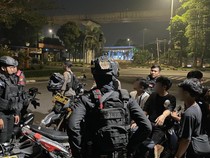 Patroli Brimob Polda Metro Gagalkan Tawuran, 6 Orang Ditangkap-Celurit Disita