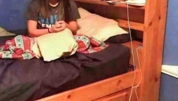 Kamu lihat ada orang di bawah kasur? Foto: Bored Panda