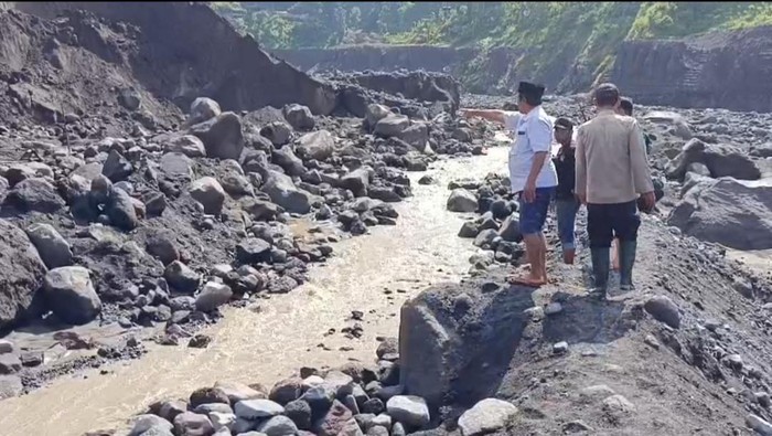 Penampakan lokasi material Semeru erupsi yang menimpa penambang pasir di aliran Sungai Besuk Kobokan, Lumajang