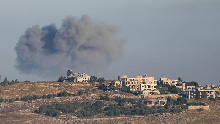 Asap mengepul dari wilayah Lebanon bagian selatan usai digempur militer Israel (dok. Ramiz Dallah/Anadolu via Getty Images)