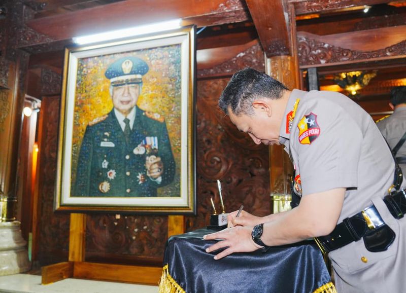 Setelah ke makam Gus Dur dan Bung Karno, Kapolri beserta rombongan kunjungan ke makam Presiden ke-2 RI, Jenderal Besar TNI (Purn) H Muhammad Soeharto. (dok Polri)