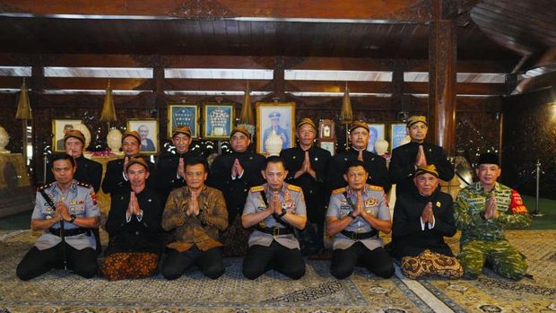 Setelah ke makam Gus Dur dan Bung Karno, Kapolri beserta rombongan kunjungan ke makam Presiden ke-2 RI, Jenderal Besar TNI (Purn) H Muhammad Soeharto. (dok Polri)