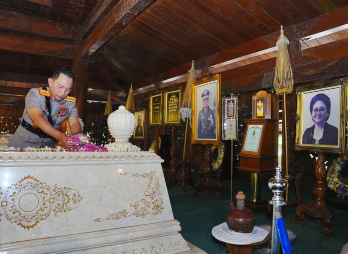Setelah ke makam Gus Dur dan Bung Karno, Kapolri beserta rombongan ziarah ke makam Presiden ke-2 RI, Jenderal Besar TNI (Purn) H Muhammad Soeharto. (dok Polri)