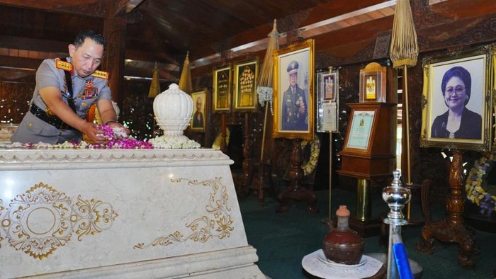 Setelah ke makam Gus Dur dan Bung Karno, Kapolri beserta rombongan ziarah ke makam Presiden ke-2 RI, Jenderal Besar TNI (Purn) H Muhammad Soeharto. (dok Polri)