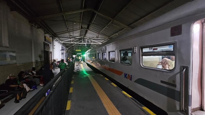 Stasiun Gubeng Surabaya terdampak pemadaman listrik bergilir sejak sore hingga malam hari.