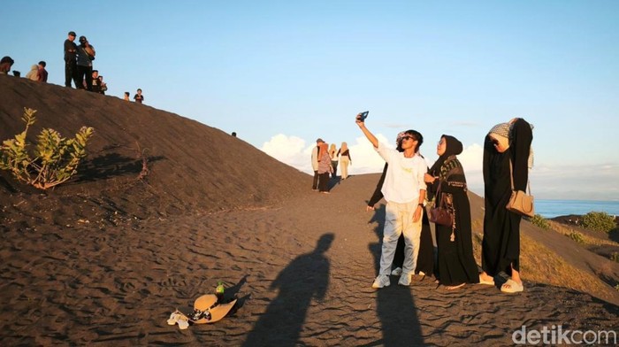 Suasana gundukan pasir bekas tambang di Pantai Dedalpak Desa Pohgading, Kecamatan Pringgabaya, Lombok Timur, NTB, Sabtu (20/6/2026). (Foto: Sanusi Ardi W/detikBali)