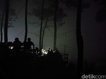 Gegara Pemadaman PLN! Sudah Jauh-jauh ke Kuningan, Wisatawan Ngopi Gelap-gelapan