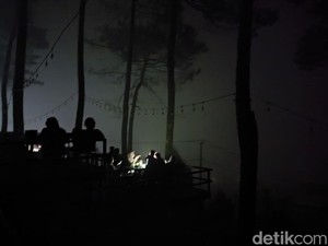 Gegara Pemadaman PLN! Sudah Jauh-jauh ke Kuningan, Wisatawan Ngopi Gelap-gelapan