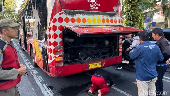 Suroboyo Bus mengeluarkan asap tebal di Jalan Raya Darmo.