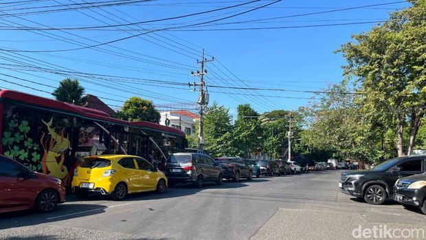 Suroboyo Bus mengeluarkan asap tebal di Jalan Raya Darmo. Suroboyo Bus mengeluarkan asap tebal di Jalan Raya Darmo.