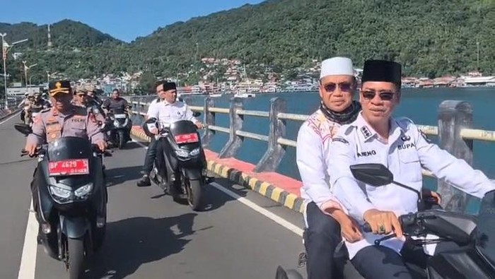 -Tangkapan layar Bupati Kepuluan Anambas, Aneng dan rombongan tengah mengendarai sepeda motor tanpa menggunakan helem.(Istimewa)