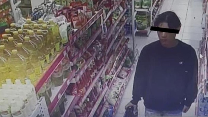Tangkapan layar - Seorang pria berinisial MR (26) mencuri barang dari minimarket di kawasan Tambora, Jakarta Barat, Senin (25/5/2026). ANTARA/Risky Syukur