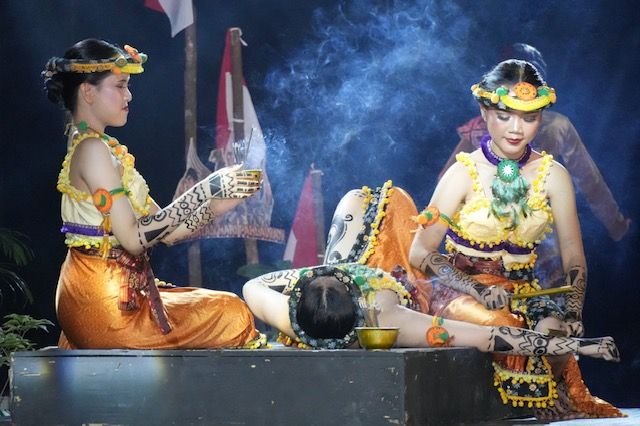 Tari Alah Tedak yang diangkat dari filosofi tato bagi suku Dayak Kayaan, Kalbar.