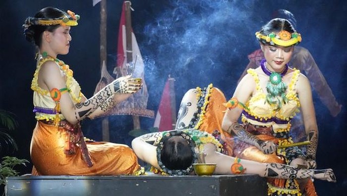 Tari Alah Tedak yang diangkat dari filosofi tato bagi suku Dayak Kayaan, Kalbar.
