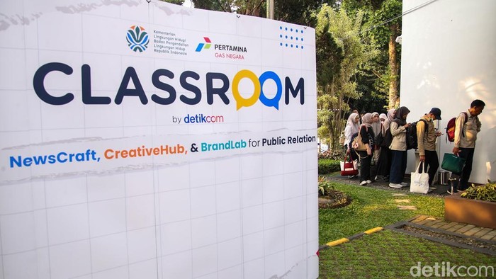 Kementerian Lingkungan Hidup/Badan Pengendalian Lingkungan Hidup (KLH/BPLH) bersama detikcom menggelar The Classroom sebagai wadah peningkatan kapasitas komunikasi publik melalui materi jurnalistik, media sosial, dan produksi konten digital.