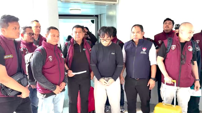 Tim Delegasi Polri memulangkan Frans Antony dari Malaysia ke Indonesia. Frans merupakan buronan TPPU dengan tindak pidana asal narkotika jaringan Fredy Pratama. (dok Istimewa) Tim Delegasi Polri memulangkan Frans Antony dari Malaysia ke Indonesia. Frans merupakan buronan TPPU dengan tindak pidana asal narkotika jaringan Fredy Pratama. (dok Istimewa)