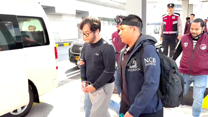 Tim Polri memulangkan Frans Antony dari Malaysia ke Indonesia. Frans merupakan buronan TPPU dengan tindak pidana asal narkotika jaringan Fredy Pratama. (dok Istimewa)